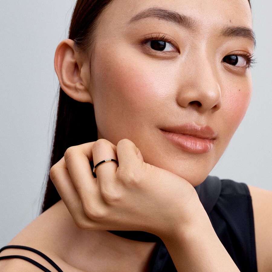 Anel com Esmalte Preto e Pedras